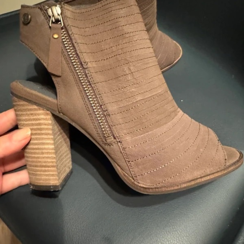 Chic Brown Heeled Boots with Zipper Detail